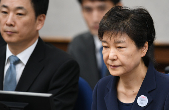 삼성 등 대기업에서 뇌물을 받은 혐의 등으로 구속기소 된 박근혜 전 대통령이 23일 오전 서울중앙지법 417호 법정에 출석하고 있다.